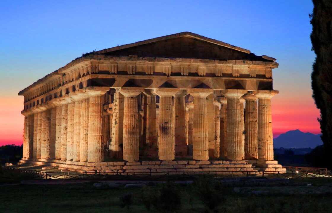 tempio greco di Paestum di notte