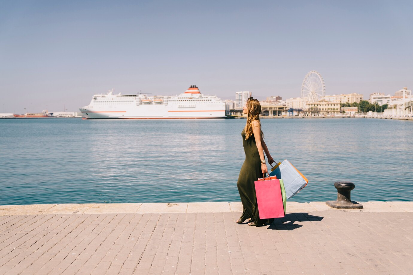donna-con-valigie-accanto-al-mare donna con valigie in partenza accanto al mare