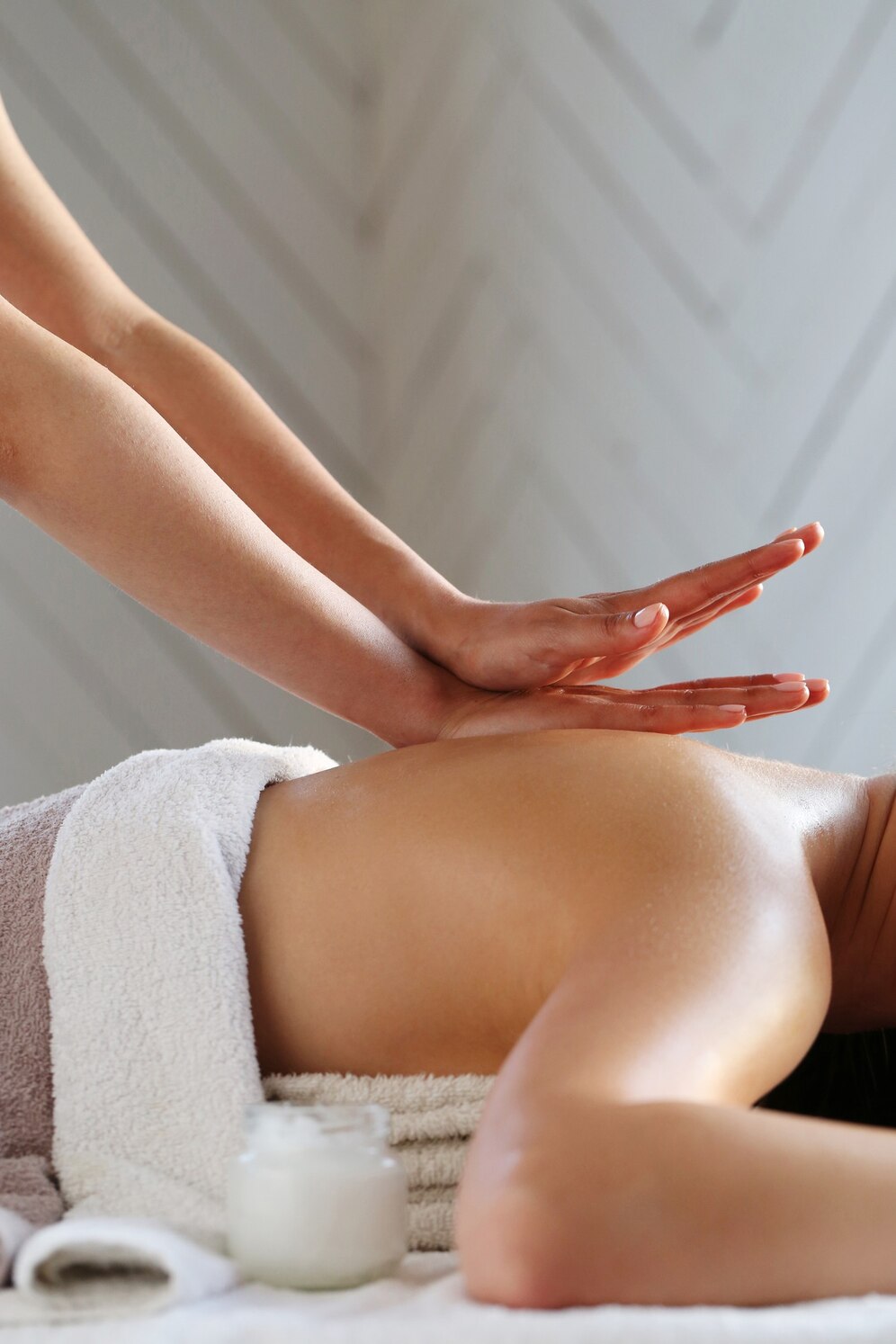 massaggi mani che massaggiano la schiena