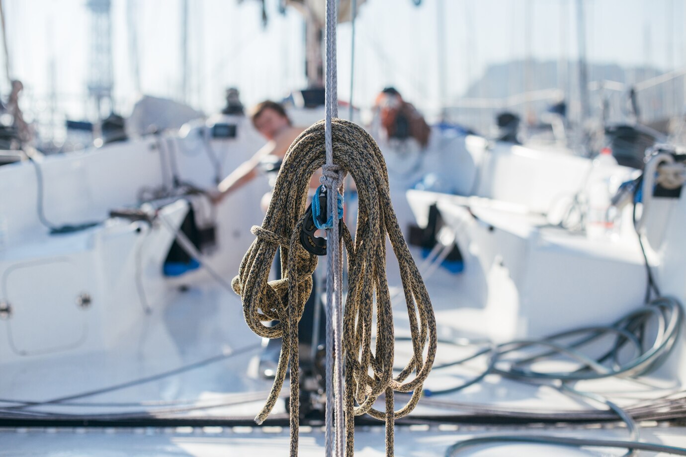 persone che fanno assistenza a yacht