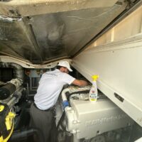 meccanico al lavoro su motore imbarcazione