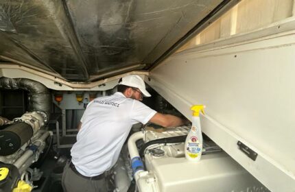 meccanico al lavoro su motore imbarcazione