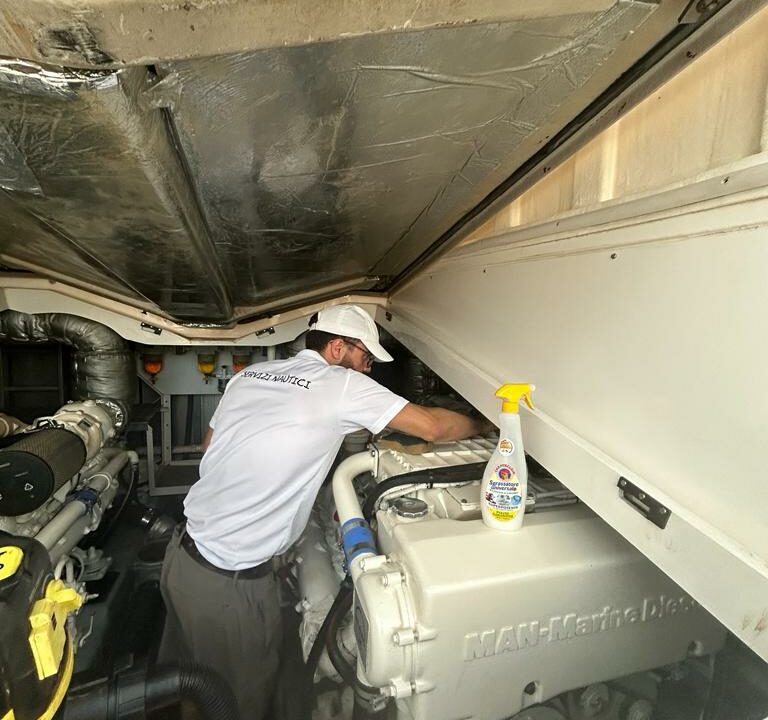 meccanico al lavoro su motore imbarcazione