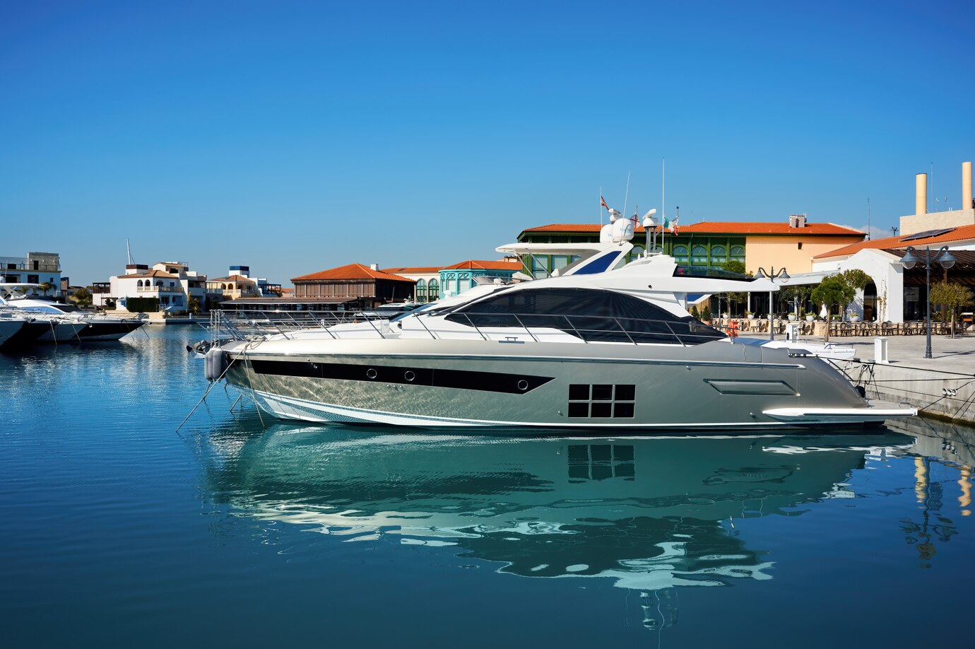 yacht di lusso ormeggiato per taxi boat
