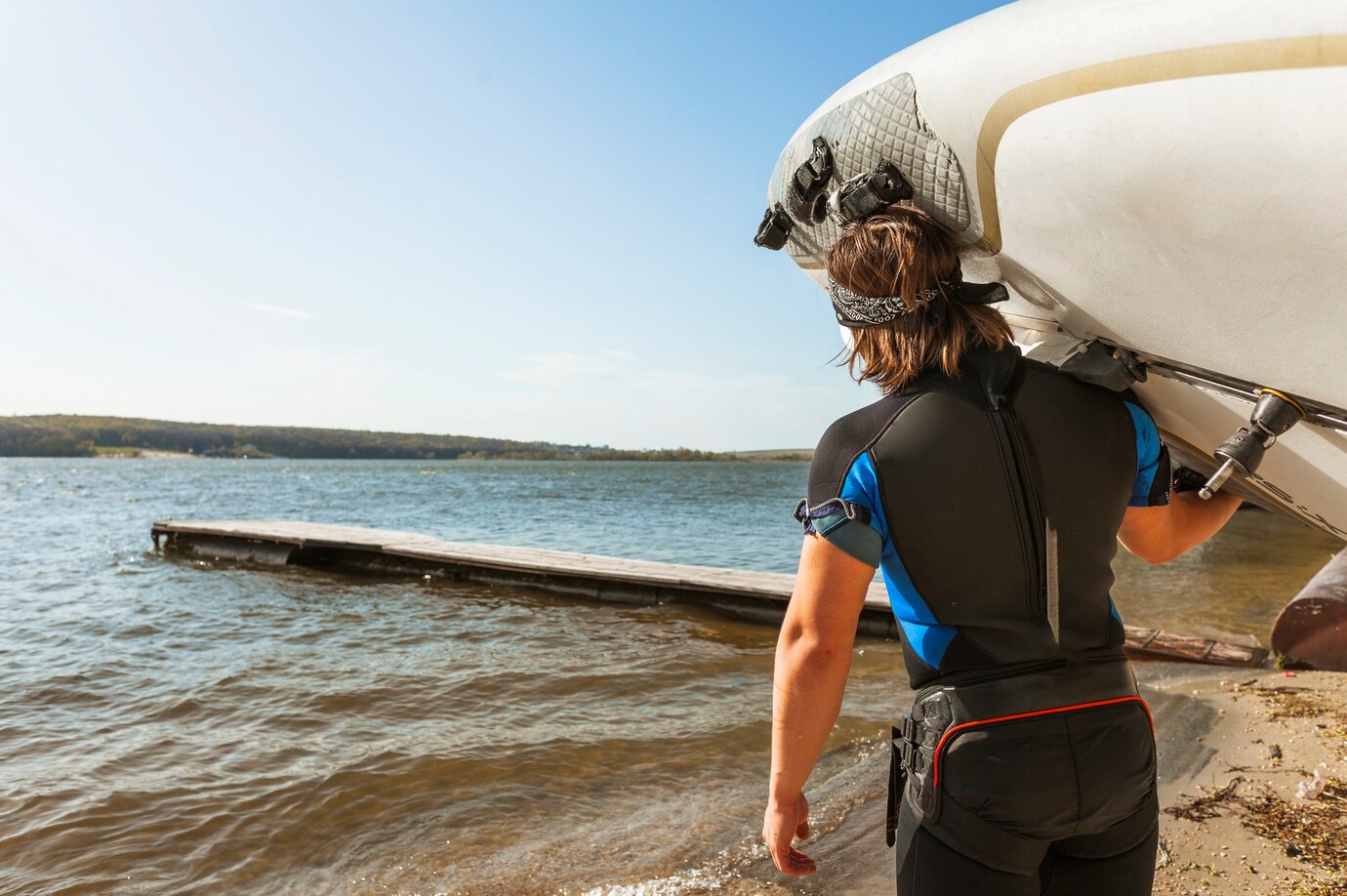 uomo con maschera e tavola da surf che va verso il mare